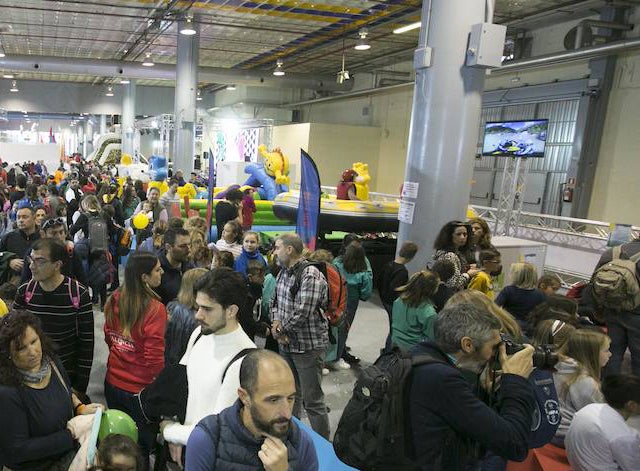 Expojove 2018 ha abierto este miércoles 26 de diciembre sus puertas en Feria Valencia. El horario establecido para esta edición es de 11 a 20 horas; a excepción del día 31, que abrirá de 10 a 14, y el día 1 de enero, con apertura de 16 a 21 horas. Las entradas se pueden adquirir de forma presencial y online por cinco euros, y por 2,5 euros las entradas de medio día.