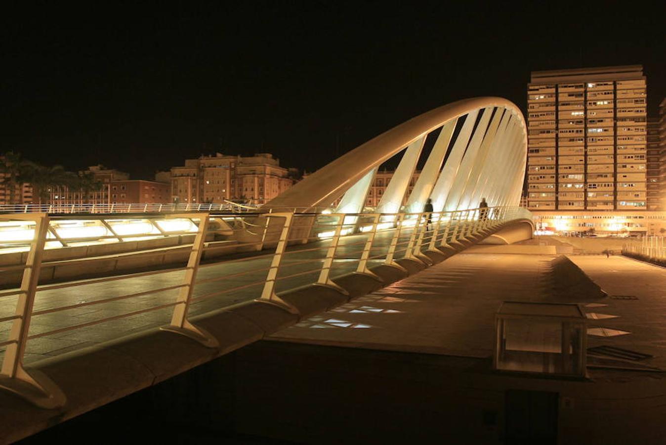 El primer puesto lo ocupa la  calle del Justicia , que se sitúa como la vía más cara de Valencia. Está ubicada entre la plaza de la Porta de la Mar y el puente de la Exposición. El precio medio de la vía por metro cuadrado es de 4.860 euros.