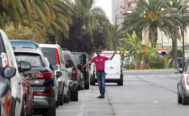 La disminución de multas promueve que aumente el número de gorrillas en las calles de Valencia.