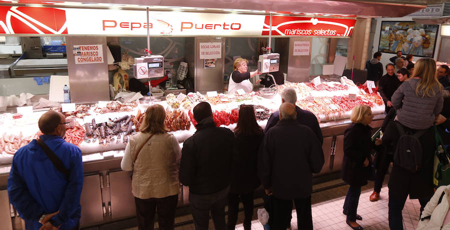 Lleno hasta la bandera. Así ha estado este sábado el centro de Valencia con curiosos que querían fotografiar todos los escaparates, pero sobre todo con gente haciendo las compras de Nochevieja. Uno de los puntos de encuentro que ha registrado el cartel de 'completo' ha sido una vez más el Mercado Central. El marisco, salazones, frutos secos y quesos variados llenan las cestas a dos días del Fin de Año. 