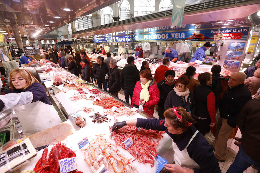 Lleno hasta la bandera. Así ha estado este sábado el centro de Valencia con curiosos que querían fotografiar todos los escaparates, pero sobre todo con gente haciendo las compras de Nochevieja. Uno de los puntos de encuentro que ha registrado el cartel de 'completo' ha sido una vez más el Mercado Central. El marisco, salazones, frutos secos y quesos variados llenan las cestas a dos días del Fin de Año. 