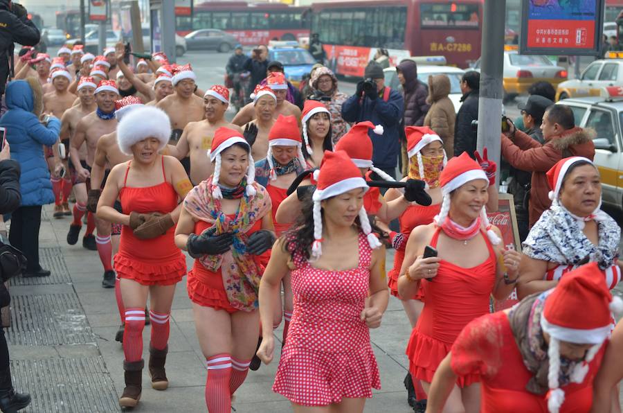 Las fiestas de Navidad ofrecen muchas imágenes curiosas. Baños en aguas gélidas, salsódromo en Cali, papanoeles en la playa, en la guerra, en moto o haciendo surf. Muchos papanoeles y... el Grinch. 