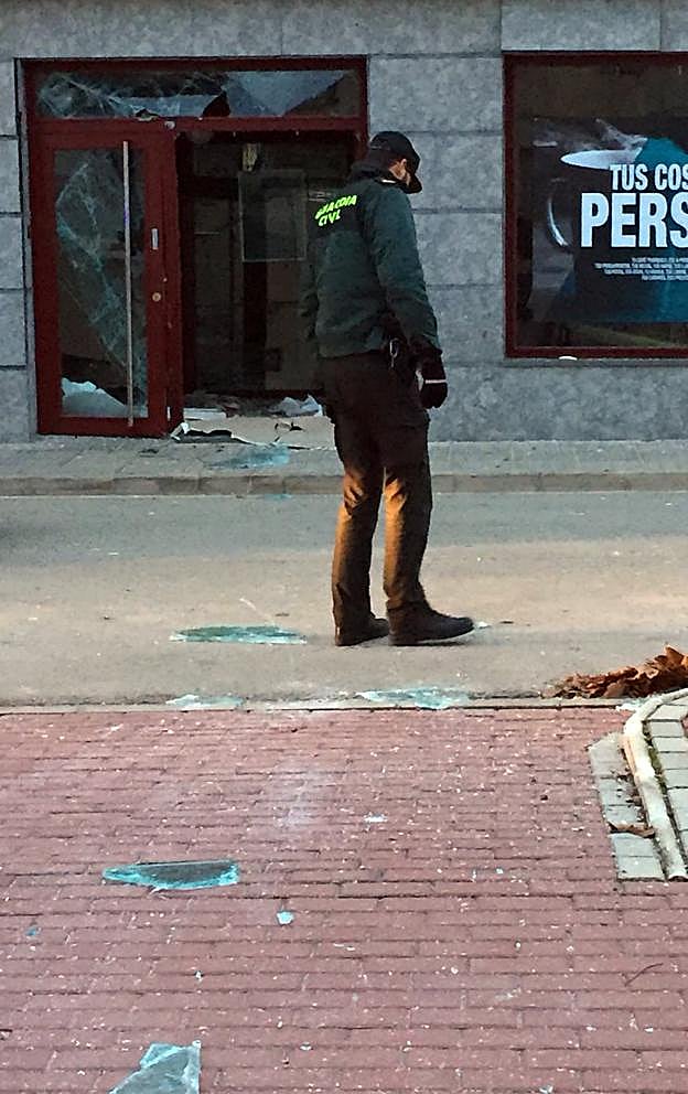 Un guardia junto a restos del estallido en Domeño. 