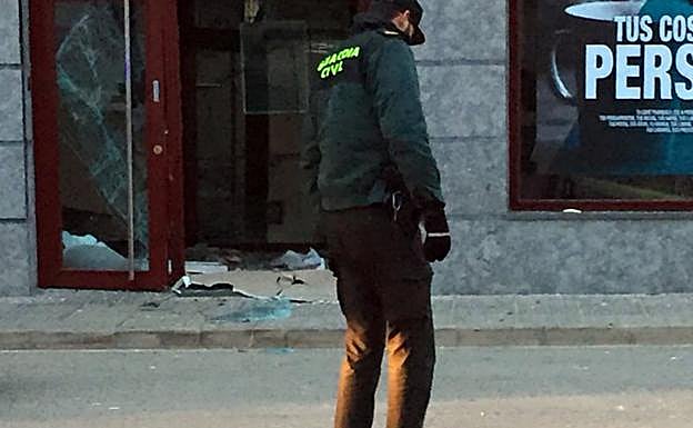 Un guardia junto a restos del estallido en Domeño.