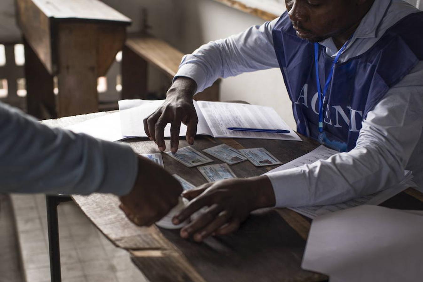 La República Democrática del Congo celebra este domingo unas elecciones históricas para elegir al sucesor del presidente Joseph Kabila, entre retrasos, esperanza de cambio y miedo a más violencia.