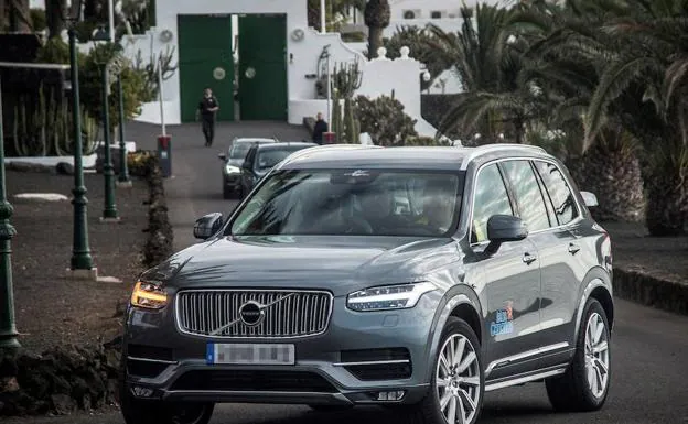 Vehículo que traslada al presidente del Gobierno, Pedro Sánchez, a su salida hoy de la residencia oficial de 'La Mareta', en Lanzarote. 