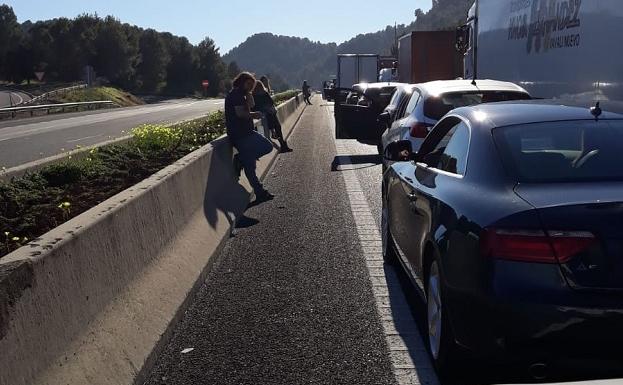 Retenciones en la A-7 por el accidente en Xátiva.