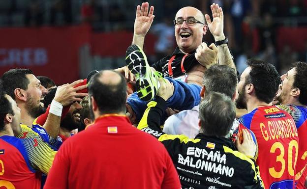 Los jugadores de la selección española de balonmano mantean al seleccionador, Jordi Ribera. 