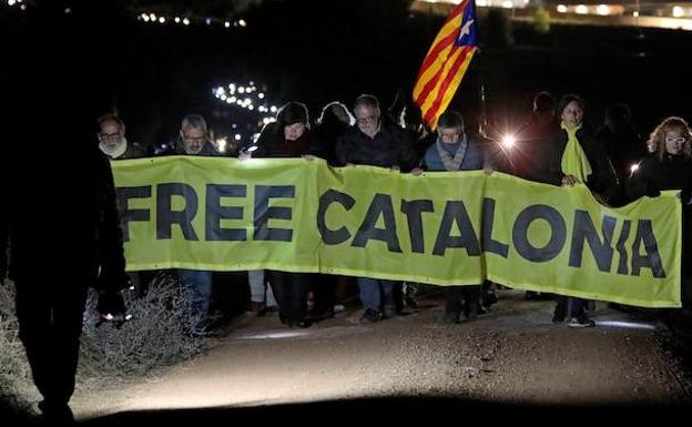 Concentración y caminata nocturna alrededor de la prisión barcelonesa de Lledoners. 