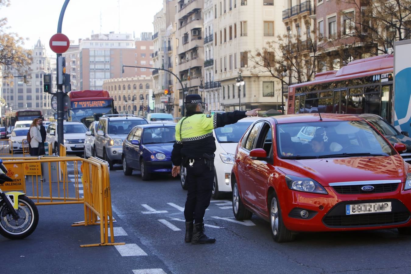 Las compras para la cena de fin de año y la comida de bienvenida a 2019 saturan el centro de la ciudad durante este lunes