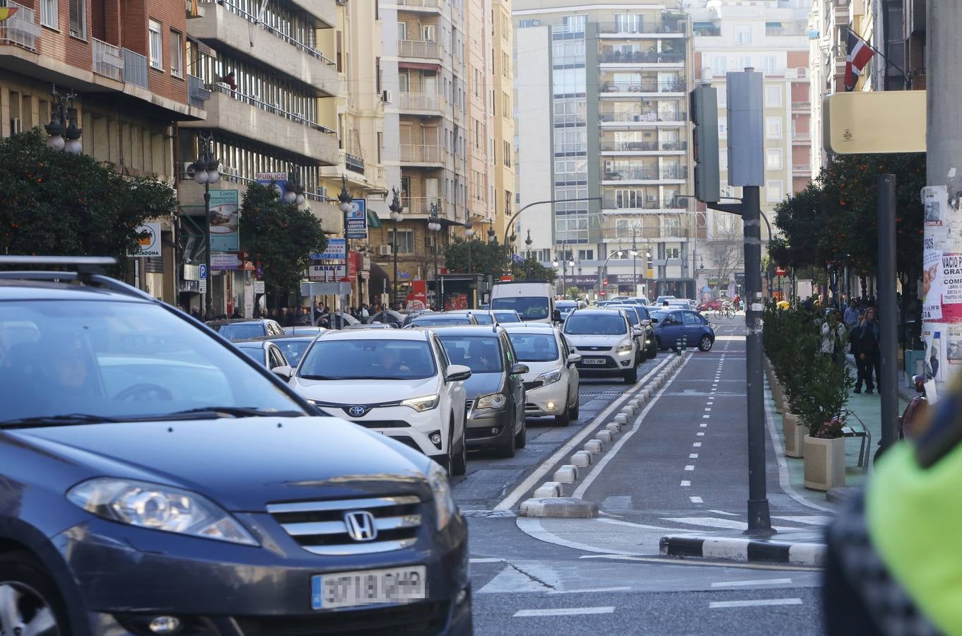 Las compras para la cena de fin de año y la comida de bienvenida a 2019 saturan el centro de la ciudad durante este lunes