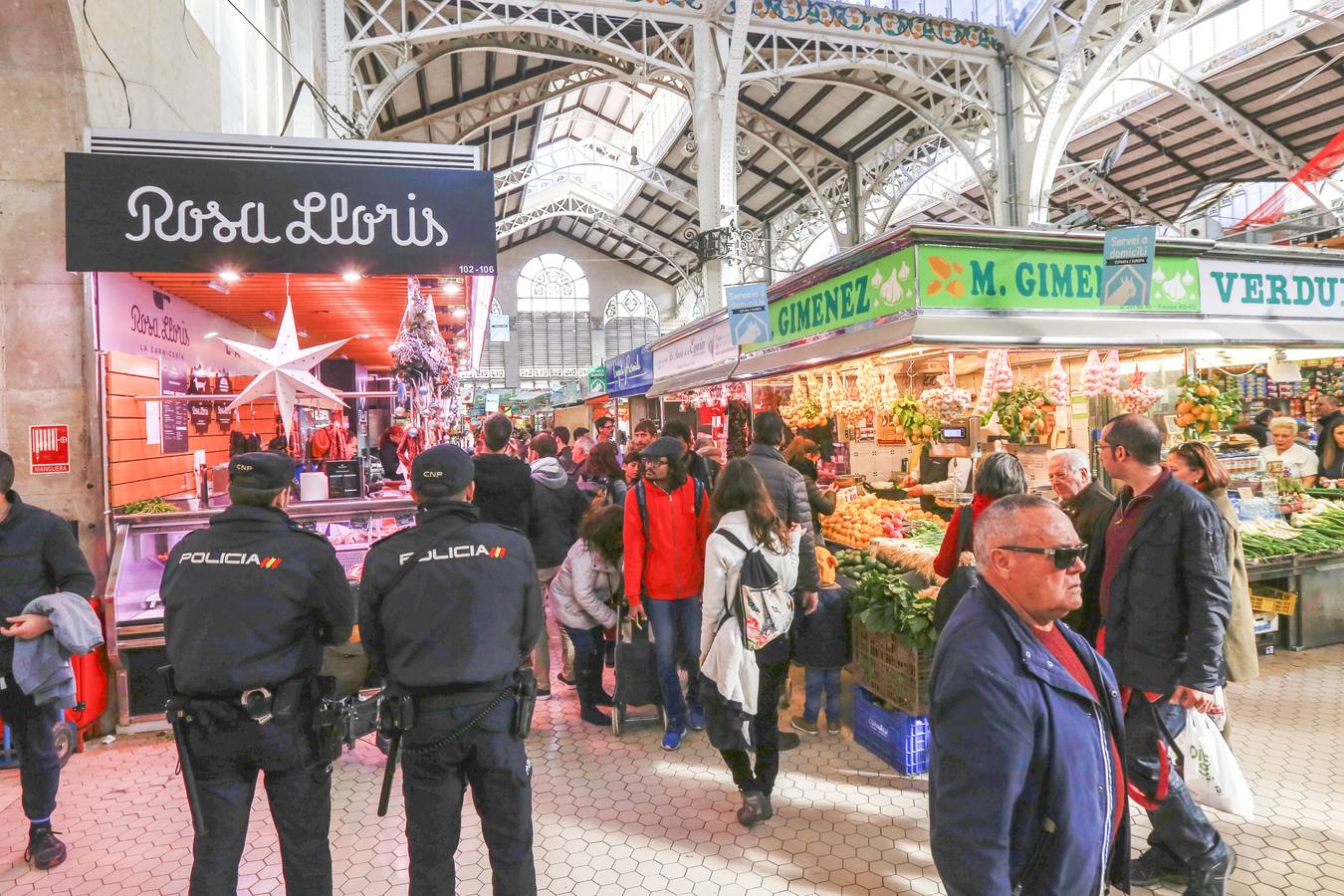 Las compras para la cena de fin de año y la comida de bienvenida a 2019 saturan el centro de la ciudad durante este lunes