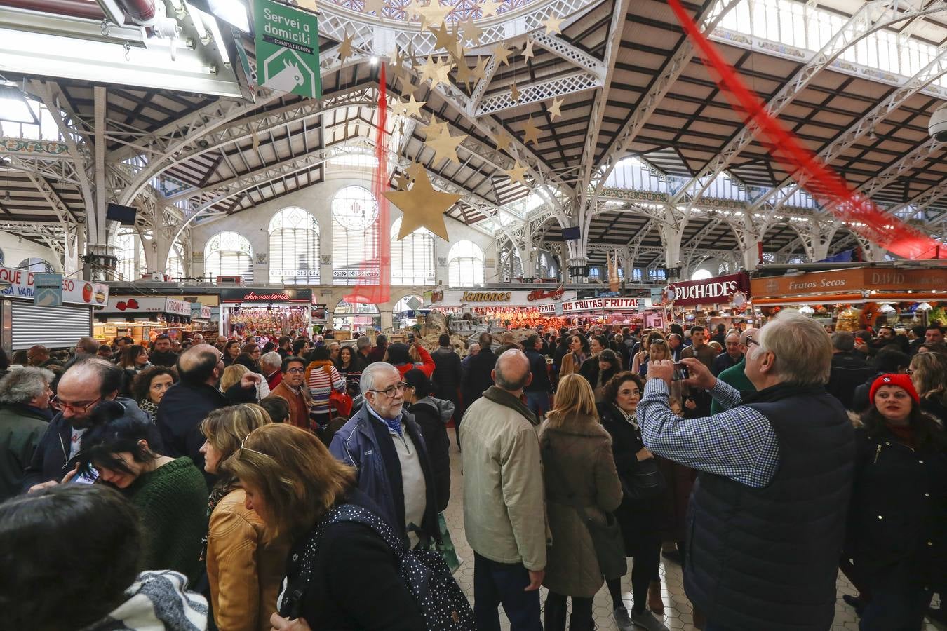 Las compras para la cena de fin de año y la comida de bienvenida a 2019 saturan el centro de la ciudad durante este lunes