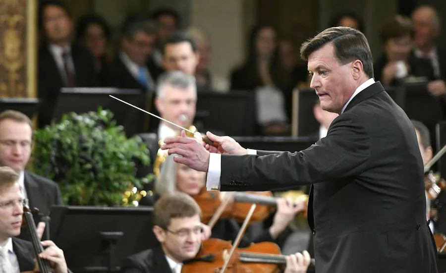 El maestro alemán Christian Thielemann ha dirigido por primera vez a la Orquesta Filarmónica de Viena en el Concierto de Año Nuevo, que este año alcanza su 78ª edición y en el que se han interpretado célebres piezas de la dinastía Strauss, de Carl Michael Ziehrer y de Josef Hellmesberger Jr., y las tradicionales 'El Danubio Azul' o la 'Marcha Radetzky'. Desde la Sala Grande o Dorada del Musikverein de Viena, la Filarmónica ha deleitado al público en la primera parte del concierto, con la 'Marcha Schönfeld' de Carl Michael Ziehrer; el vals 'Transacciones' de Josef Strauss; la 'Danza de los elfos' de Josef Hellmesberger Jr.; la polca rápida 'Exprés' y el vals 'Estampas del Mar del Norte' de Johann Strauss hijo; y la polca rápida 'Con franqueo extra' de Eduard Strauss. En la segunda, la obertura de la opereta 'El barón gitano' de Johann Strauss y la polca francesa 'La bailarina' de Josef Strauss; a continuación, el vals acompañado de ballet 'Vida del artista' yla polca rápida 'La bayadera' de Johann Strauss hijo; la polca francesa 'Noche de ópera' de Eduard Strauss; el 'Vals de Eva' y 'Zarda' con el ballet, de la ópera 'Caballero Pásmán' de Johann Strauss hijo; la 'Marcha egipcia' también de Johann Strauss hijo; el vals 'Entreacto' de Josef Hellmesberger Jr.; la polca mazurca 'Elogio a las mujeres' de Johann Strauss hijo; y el vals 'Música de las esferas' de Josef Strauss. El concierto finaliza con varios bises. El maestro Christian Thielemann y los músicos han tocado el vals 'El Danubio Azul' de Johann Strauss hijo, a continuación han felicitado el Año Nuevo y se han despedido con la 'Marcha Radetzky' de Johann Strauss padre. El programa del intervalo musical entre las dos partes del concierto se titula 'Ópera Estatal de Viena: 150 aniversario' y ofrece un recorrido musical por su sede, con motivo de sus 150 años. Selectos grupos de la Filarmónica de Viena, así como cantantes, bailarines y el coro de la Ópera Estatal, actúan en varios lugares dentro y alrededor del Teatro de la Ópera, que fue inauguradoen 1869 por el emperador Francisco José I. Además, el Ballet Estatal de Viena ha intervenido en varias ocasiones con coreografías del ruso Andrey Kaydanovskiy.