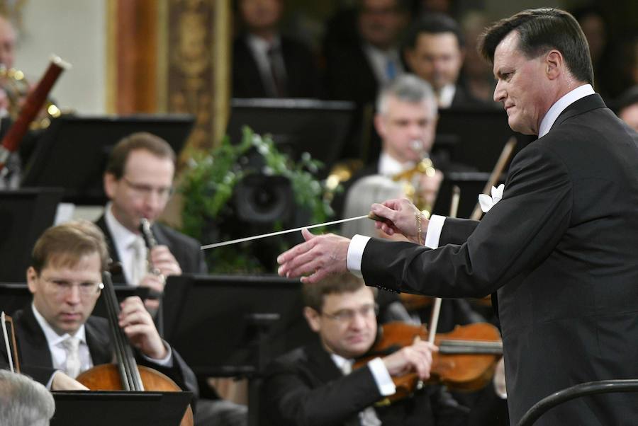 El maestro alemán Christian Thielemann ha dirigido por primera vez a la Orquesta Filarmónica de Viena en el Concierto de Año Nuevo, que este año alcanza su 78ª edición y en el que se han interpretado célebres piezas de la dinastía Strauss, de Carl Michael Ziehrer y de Josef Hellmesberger Jr., y las tradicionales 'El Danubio Azul' o la 'Marcha Radetzky'. Desde la Sala Grande o Dorada del Musikverein de Viena, la Filarmónica ha deleitado al público en la primera parte del concierto, con la 'Marcha Schönfeld' de Carl Michael Ziehrer; el vals 'Transacciones' de Josef Strauss; la 'Danza de los elfos' de Josef Hellmesberger Jr.; la polca rápida 'Exprés' y el vals 'Estampas del Mar del Norte' de Johann Strauss hijo; y la polca rápida 'Con franqueo extra' de Eduard Strauss. En la segunda, la obertura de la opereta 'El barón gitano' de Johann Strauss y la polca francesa 'La bailarina' de Josef Strauss; a continuación, el vals acompañado de ballet 'Vida del artista' yla polca rápida 'La bayadera' de Johann Strauss hijo; la polca francesa 'Noche de ópera' de Eduard Strauss; el 'Vals de Eva' y 'Zarda' con el ballet, de la ópera 'Caballero Pásmán' de Johann Strauss hijo; la 'Marcha egipcia' también de Johann Strauss hijo; el vals 'Entreacto' de Josef Hellmesberger Jr.; la polca mazurca 'Elogio a las mujeres' de Johann Strauss hijo; y el vals 'Música de las esferas' de Josef Strauss. El concierto finaliza con varios bises. El maestro Christian Thielemann y los músicos han tocado el vals 'El Danubio Azul' de Johann Strauss hijo, a continuación han felicitado el Año Nuevo y se han despedido con la 'Marcha Radetzky' de Johann Strauss padre. El programa del intervalo musical entre las dos partes del concierto se titula 'Ópera Estatal de Viena: 150 aniversario' y ofrece un recorrido musical por su sede, con motivo de sus 150 años. Selectos grupos de la Filarmónica de Viena, así como cantantes, bailarines y el coro de la Ópera Estatal, actúan en varios lugares dentro y alrededor del Teatro de la Ópera, que fue inauguradoen 1869 por el emperador Francisco José I. Además, el Ballet Estatal de Viena ha intervenido en varias ocasiones con coreografías del ruso Andrey Kaydanovskiy.