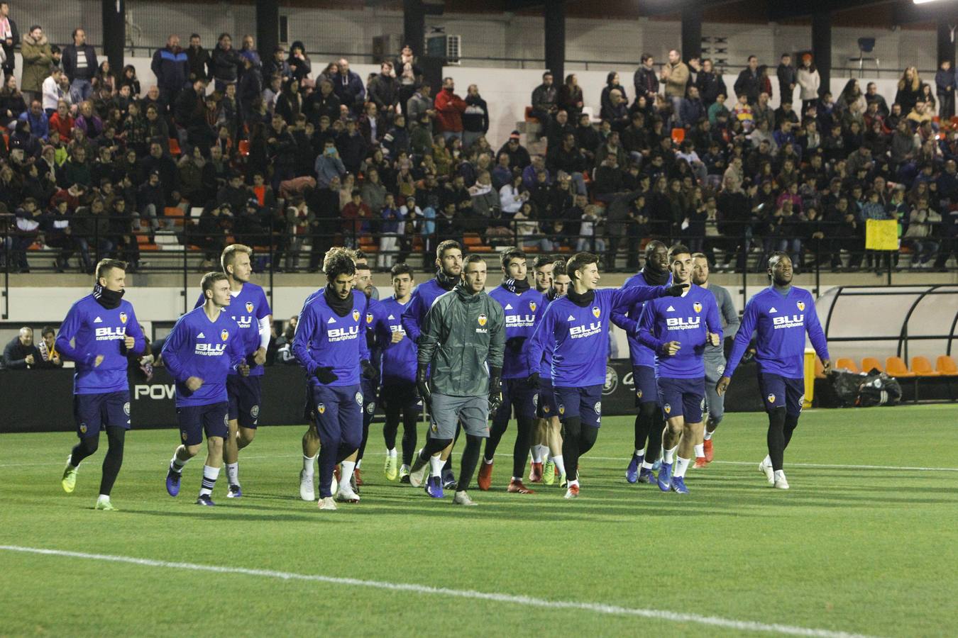 Fotos: El Puchades se queda pequeño en el entrenamiento del Valencia CF