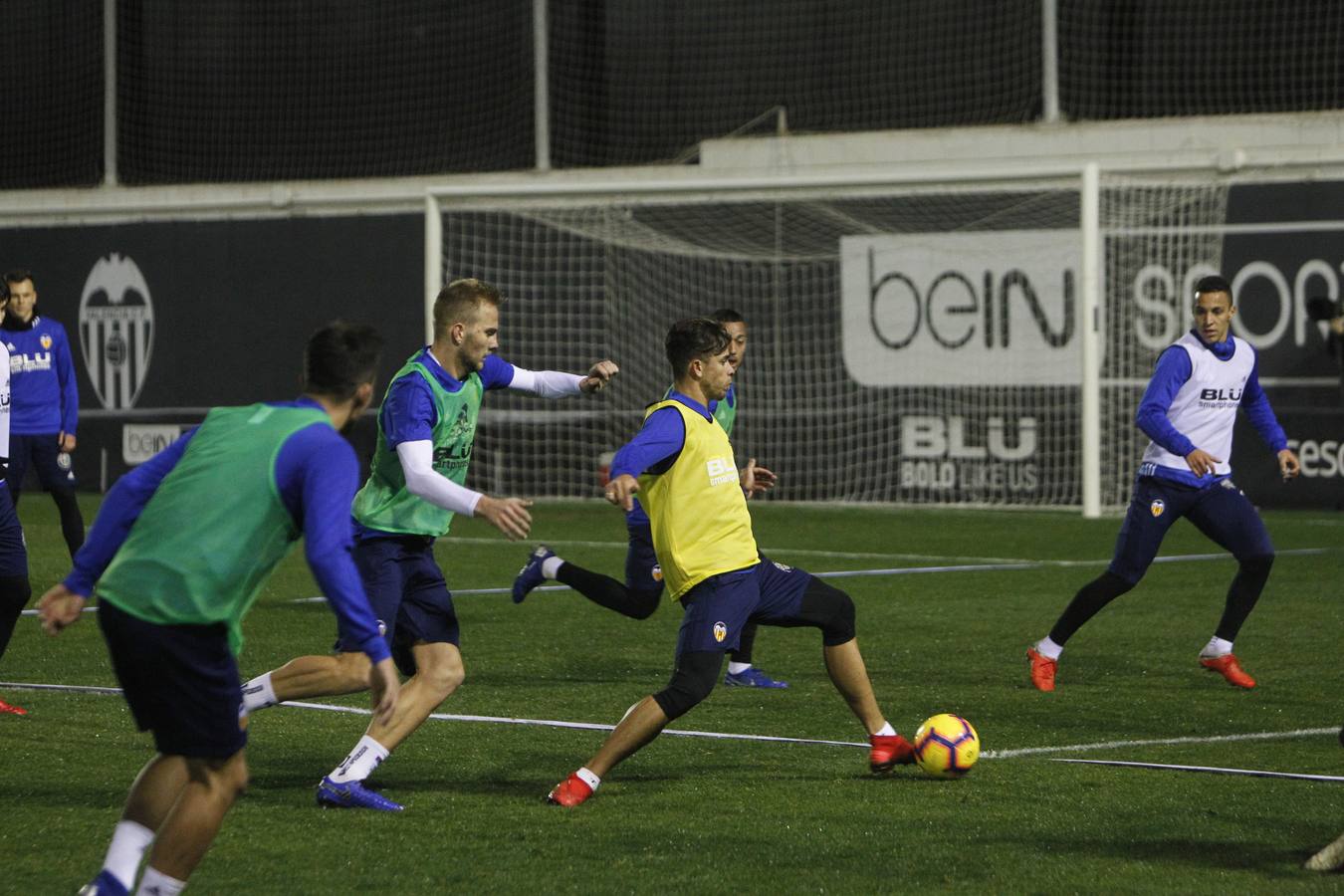 Fotos: El Puchades se queda pequeño en el entrenamiento del Valencia CF