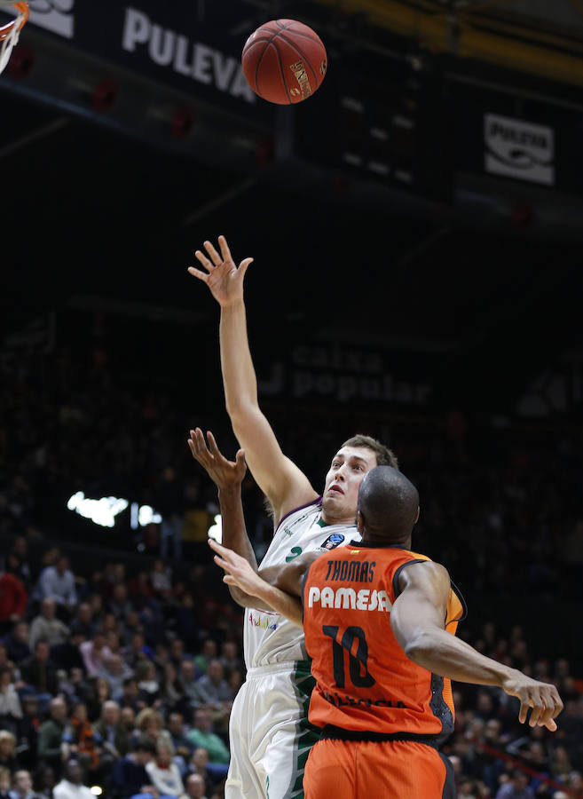 Estas son las imágenes que deja el primer partido del Top16 de EuroCup en la Fonteta. La victoria ha sido para el conjunto taronja por 85-74