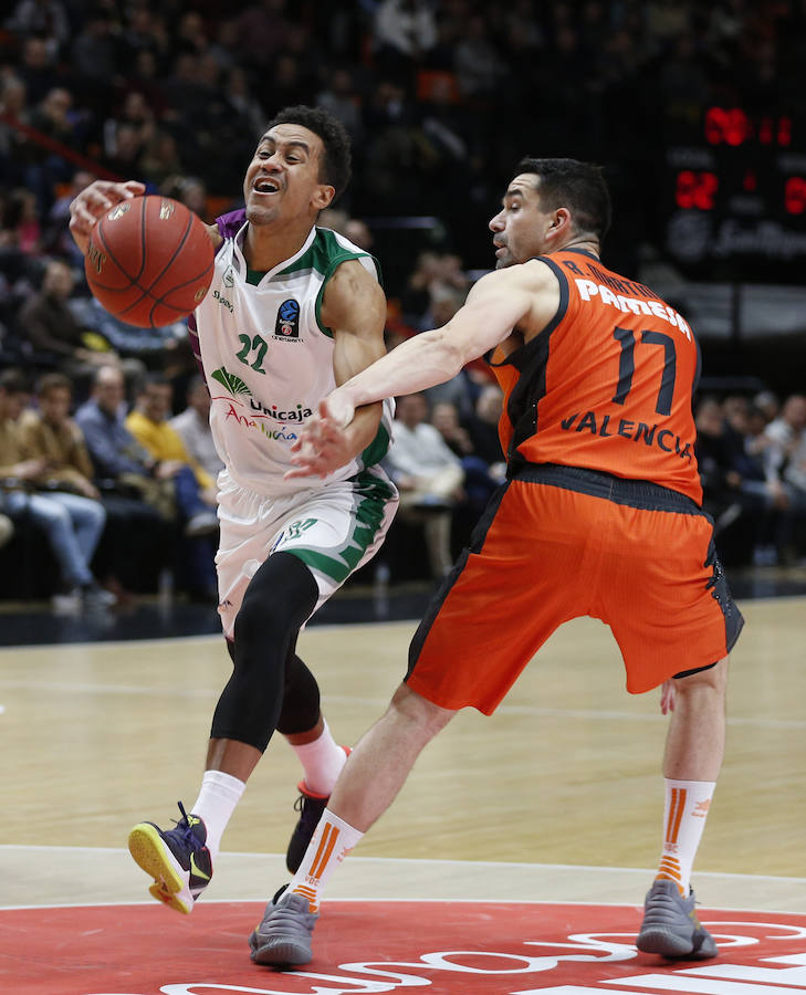 Estas son las imágenes que deja el primer partido del Top16 de EuroCup en la Fonteta. La victoria ha sido para el conjunto taronja por 85-74