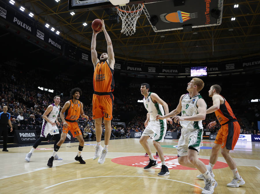 Estas son las imágenes que deja el primer partido del Top16 de EuroCup en la Fonteta. La victoria ha sido para el conjunto taronja por 85-74