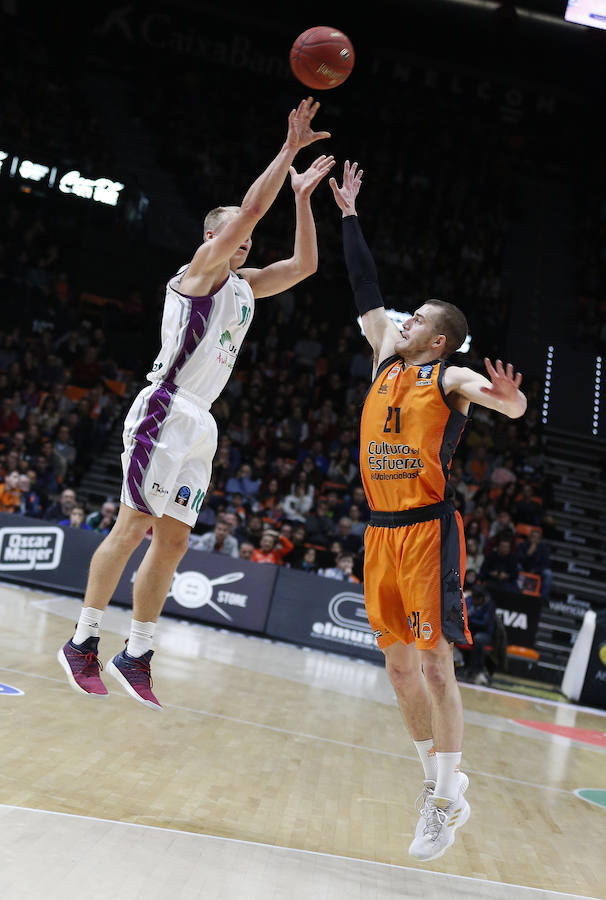 Estas son las imágenes que deja el primer partido del Top16 de EuroCup en la Fonteta. La victoria ha sido para el conjunto taronja por 85-74