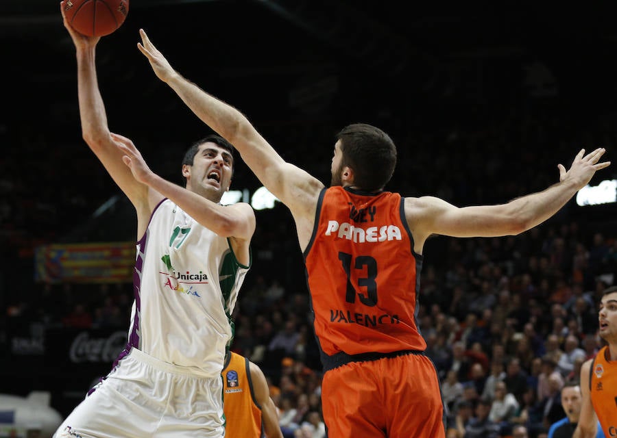 Estas son las imágenes que deja el primer partido del Top16 de EuroCup en la Fonteta. La victoria ha sido para el conjunto taronja por 85-74