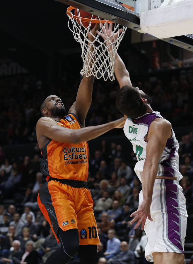 Estas son las imágenes que deja el primer partido del Top16 de EuroCup en la Fonteta. La victoria ha sido para el conjunto taronja por 85-74