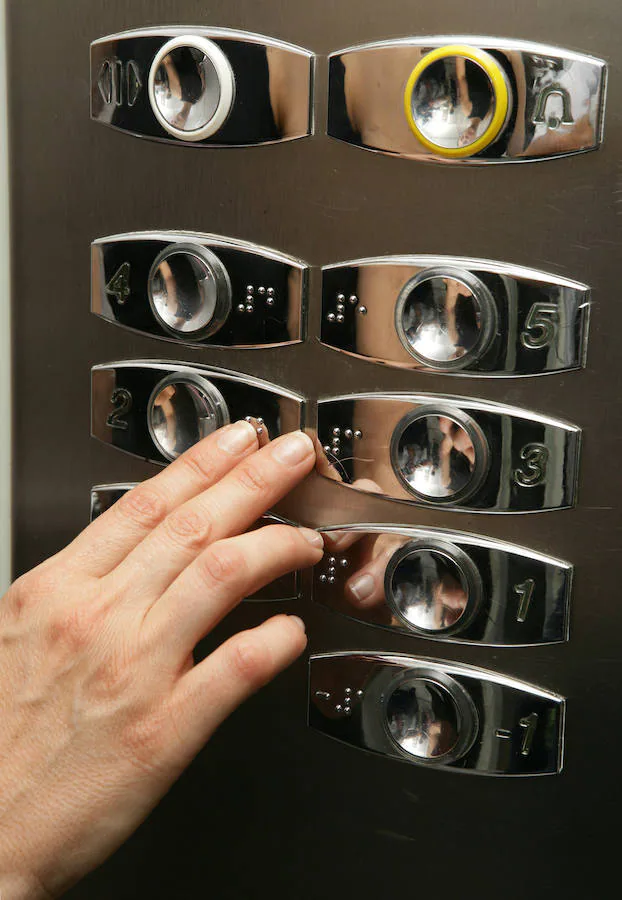 Ascensores. Ya todos los elevadores traen incorporado el sistema Braille. 