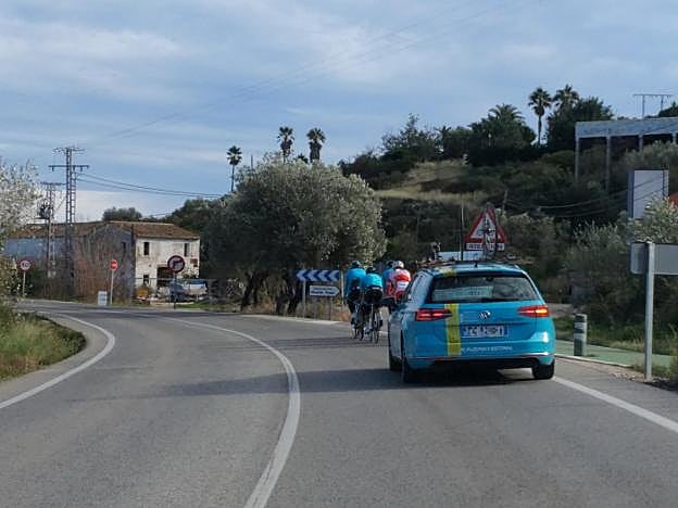 Corredores del Astana durante un entrenamiento en la carretera que une Pego y El Verger. 
