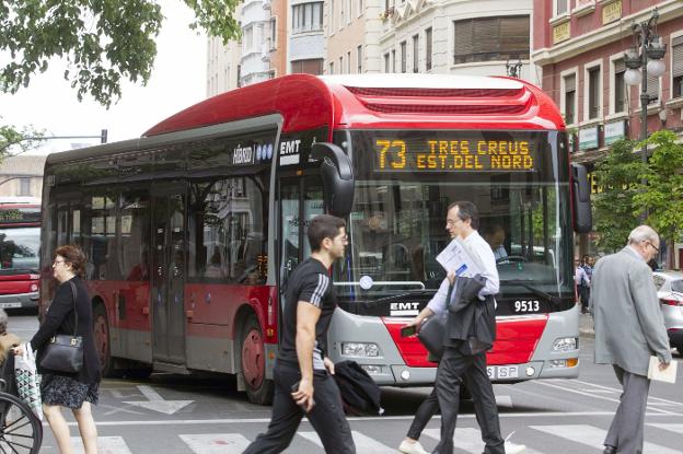 Un autobús de la EMT circula por las calles de Valencia en una imagen reciente. 