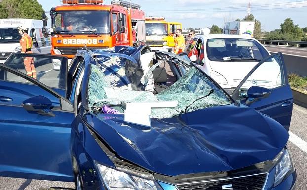 Vehículo golpeado por la rueda de un camión.