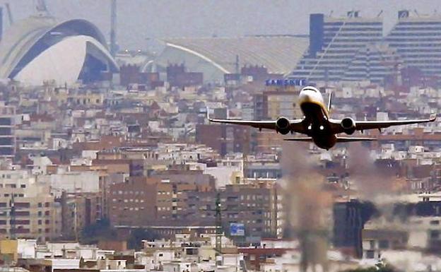 Un avión sobrevuela Valencia. 