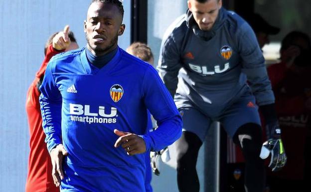 Michy Batshuayi durante un entrenamiento con el equipo.