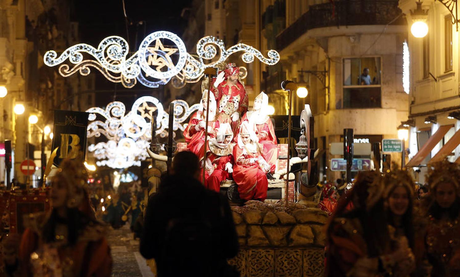 Sus Majestades de Oriente recorren todo el centro de la ciudad en la noche más mágica del año