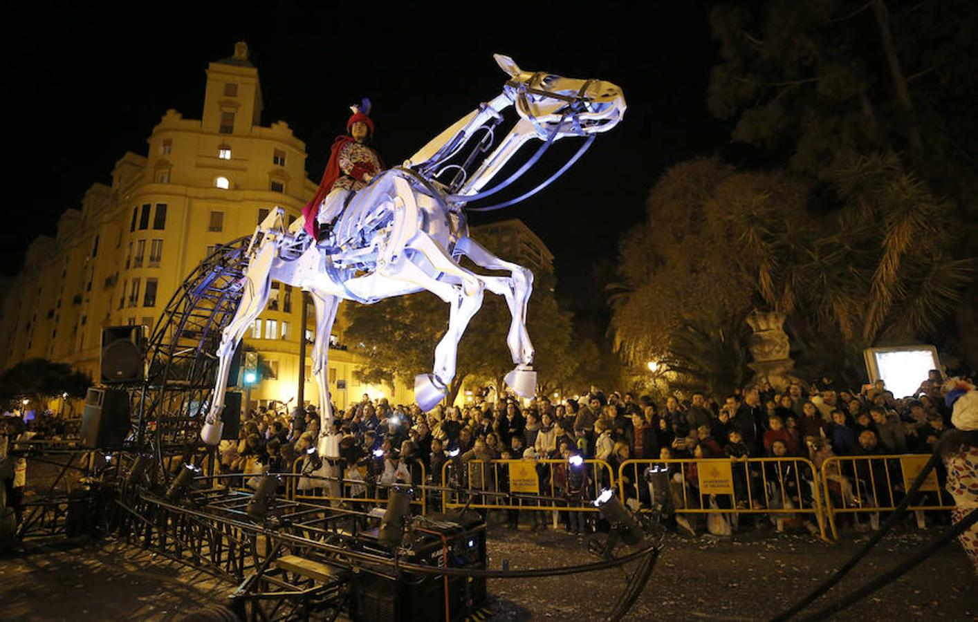 Sus Majestades de Oriente recorren todo el centro de la ciudad en la noche más mágica del año