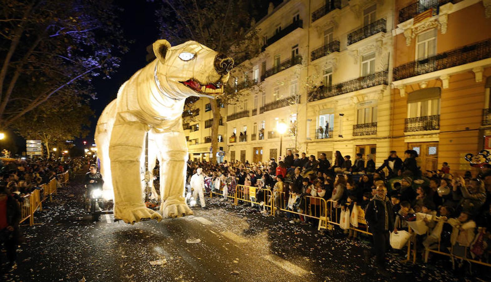 Sus Majestades de Oriente recorren todo el centro de la ciudad en la noche más mágica del año