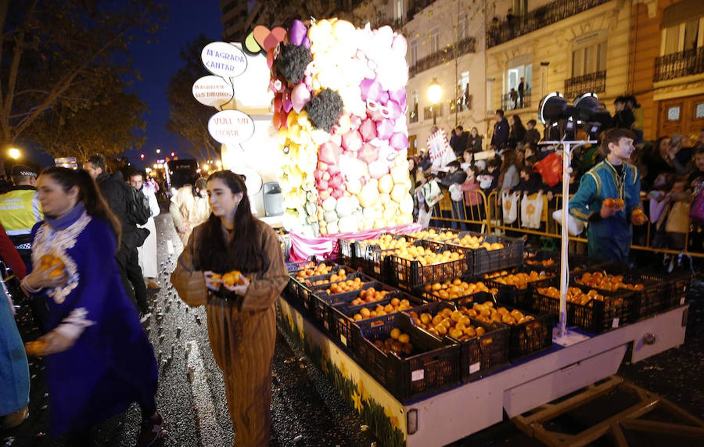 Sus Majestades de Oriente recorren todo el centro de la ciudad en la noche más mágica del año