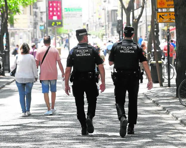 Dos agentes de la Policía Local de Valencia. 