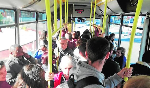 Masificación en el interior de un autobús del área metropolitana de Valencia.