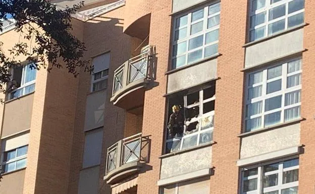 Imagen principal - La Policía desaloja a los vecinos de un edificio en Dénia al arder una vivienda