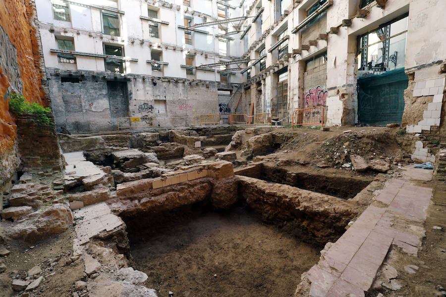 Hasta 13 tumbas completas de una necrópolis islámica han salido a la luz en una excavación realizada los últimos dos meses en el número 2 de la plaza del Árbol de Valencia, en el barrio del Carmen, donde la Generalitat ha reactivado la construcción de ocho viviendas paralizada hace años por la crisis económica. 