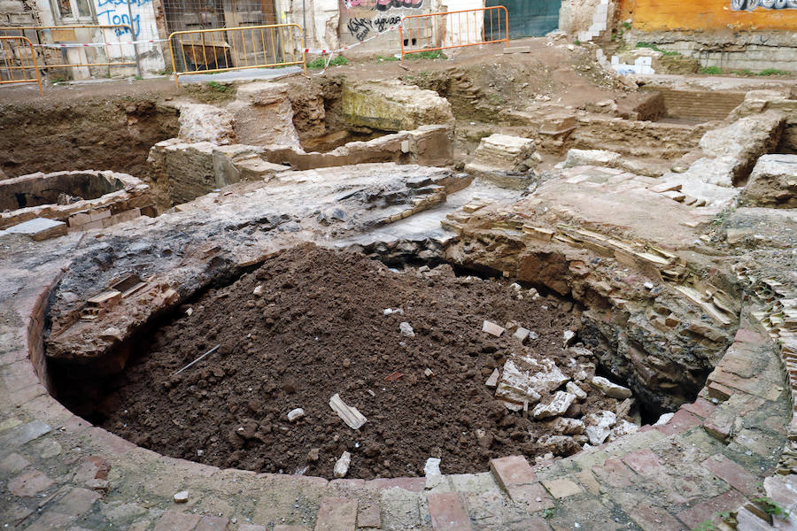 Hasta 13 tumbas completas de una necrópolis islámica han salido a la luz en una excavación realizada los últimos dos meses en el número 2 de la plaza del Árbol de Valencia, en el barrio del Carmen, donde la Generalitat ha reactivado la construcción de ocho viviendas paralizada hace años por la crisis económica. 