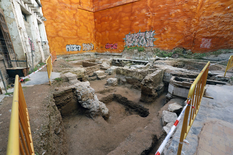 Hasta 13 tumbas completas de una necrópolis islámica han salido a la luz en una excavación realizada los últimos dos meses en el número 2 de la plaza del Árbol de Valencia, en el barrio del Carmen, donde la Generalitat ha reactivado la construcción de ocho viviendas paralizada hace años por la crisis económica. 