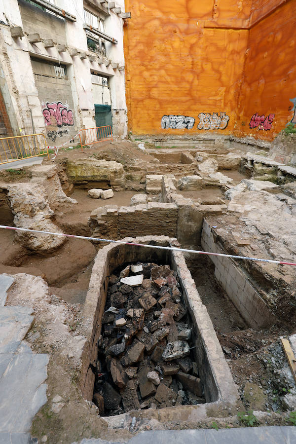 Hasta 13 tumbas completas de una necrópolis islámica han salido a la luz en una excavación realizada los últimos dos meses en el número 2 de la plaza del Árbol de Valencia, en el barrio del Carmen, donde la Generalitat ha reactivado la construcción de ocho viviendas paralizada hace años por la crisis económica. 