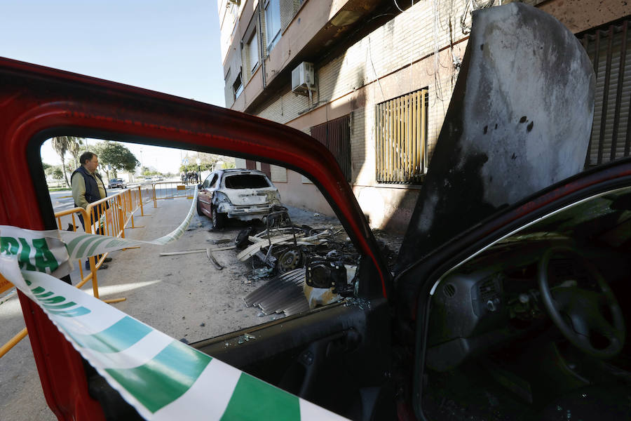 Seis coches ardieron en la tarde del lunes en varios puntos de l'Horta, cinco en Massamagrell y uno en Museros. Dos de ellos estaban aparcados en la calle Llaurador de Massamagrell. El fuego obligó a desalojar parte de la vivienda contigua, al quedar afectada la fachada. Actuaron bomberos de Sagunto, Moncada, La Pobla y Burjassot.