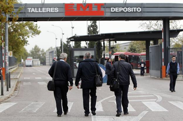 Varios conductores se dirigen a la entrada de un depósito de la EMT en Valencia. 