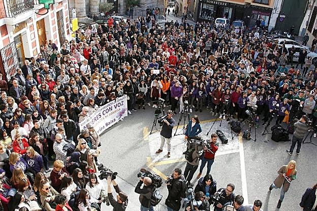 Un momento de la concentración de repulsa celebrada ayer frente al Ayuntamiento de Callosa d'En Sarrià. 