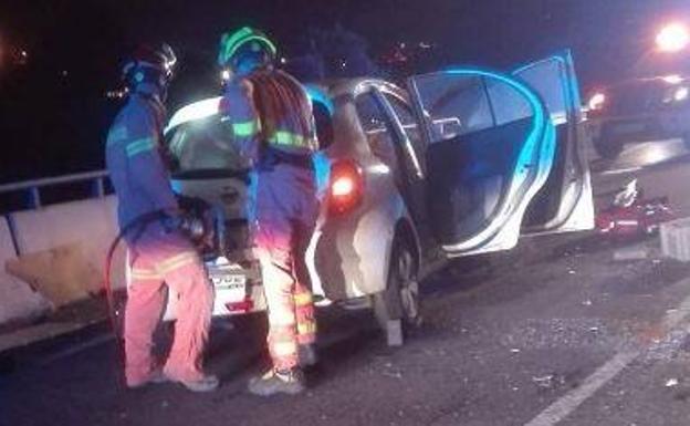 Bomberos asistiendo en el lugar del accidente. 