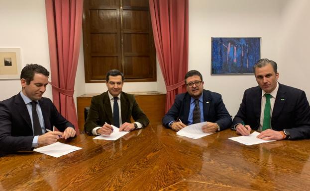 Firma del acuerdo entre Juanma Moreno (segundo por la izquierda) y el exjuez Serrano (tercero).