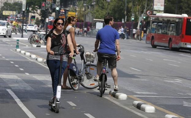 Patinete eléctrico y bicis pueden circular por el carril bici